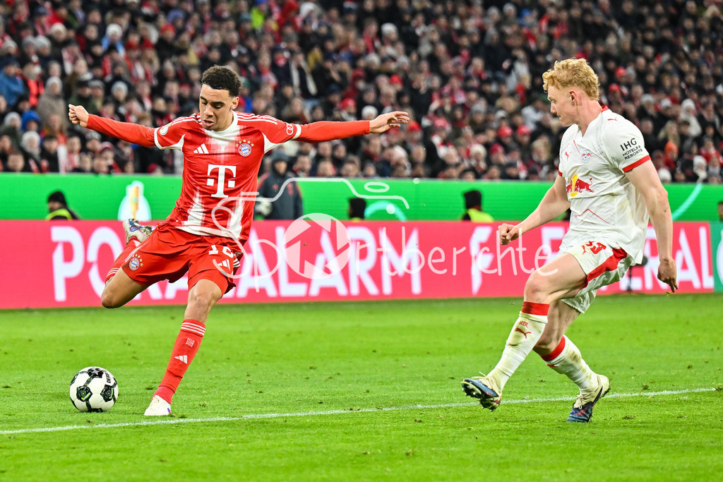 FC Bayern München - RB Leipzig | MUNICH, GERMANY - 11. FEBRUARY: im Duell Jamal MUSIALA (FC Bayern München 10) und Nicolas SEIWALD (RB Leipzig 13) während dem Spiel zwischen dem FC Bayern München und RB Leipzig beim Viertelfinale des DFB-Pokales in der Allianz Arena