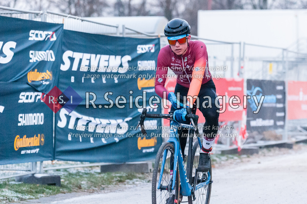 Radsport, 14. Lauf - Bikebeat Cyclo-Cross Bundesliga 2022/23 und 43. Harburger Weihnachtspreis im Stevens Cup 2022, Schwarzenbergplatz (Hamburg-Harburg), 18.12.2022 | Aus dem Rennen 6 / Männer Elite (Lizenzfahrer): 
Albert Gathemann (#18, SC Berlin)