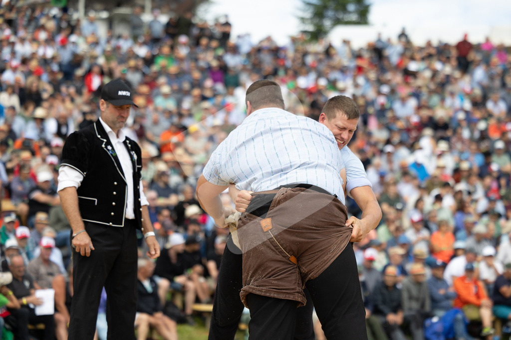 Rigi2025_1527 | Die Schwinger des Schwyzer Kantonalen Schwingerverbandes: Fotos, die Dynamik und Leidenschaft festhalten, sowie emotionale Momente aus dem traditionellen Schwingsport zeigen. - Realisiert mit Pictrs.com