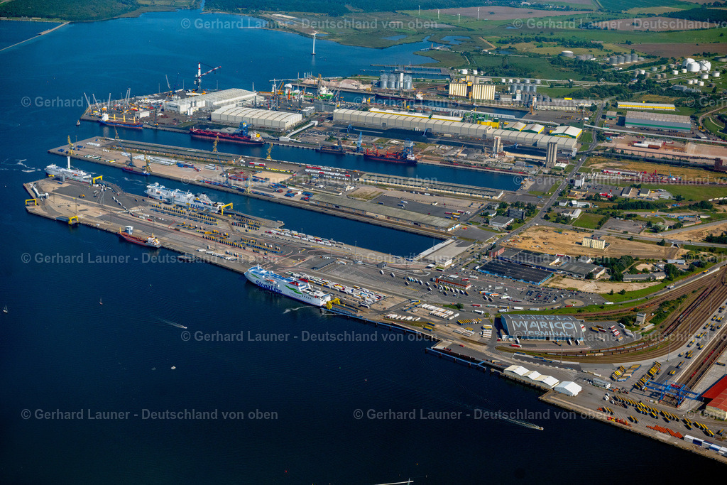 4061901 | ROSTOCK 08.09.2021 Hafenanlagen am Ufer des Hafenbeckens des Seehafen der ROSTOCK PORT GmbH im Ortsteil Peez in Rostock im Bundesland Mecklenburg-Vorpommern, Deutschland. Weiterführende Informationen bei: Euroports Germany GmbH &amp; Co. KG,  Liebherr-International Deutschland GmbH,  ROSTOCK PORT GmbH. // Port facilities on the shores of the harbor of of Seehafen of ROSTOCK PORT GmbH in the district Peez in Rostock in the state Mecklenburg - Western Pomerania, Germany. Further information at: Euroports Germany GmbH &amp; Co. KG,  Liebherr-International Deutschland GmbH,  ROSTOCK PORT GmbH. Foto: Gerhard Launer