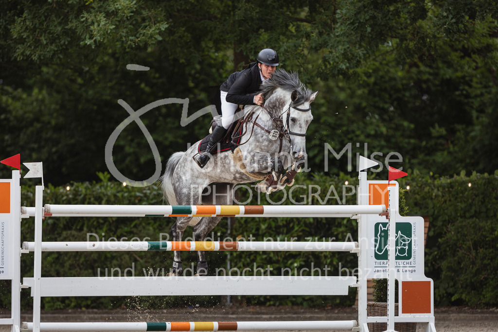 240614_Lemwerder_S1-Springen-550 | Deine schönsten Turniermomente als professionelle Fotos! Entdecke hochwertige Pferdesport-Fotografie im Online-Shop. Jetzt Fotos finden & bestellen!