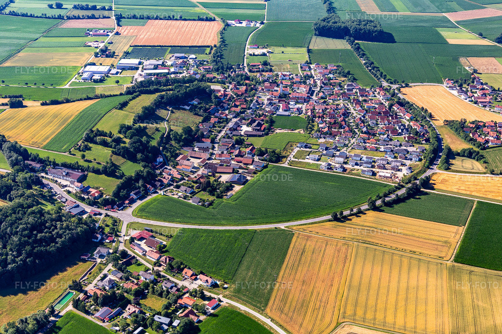 Luftbild:  im Ortsteil Hinzlbach in Weng im Bundesland Bayern in Deutschland. Foto: IMG_133147.jpg vom 03.07.2022 durch Werner Riehm/FLY-FOTO.deVG Wörth