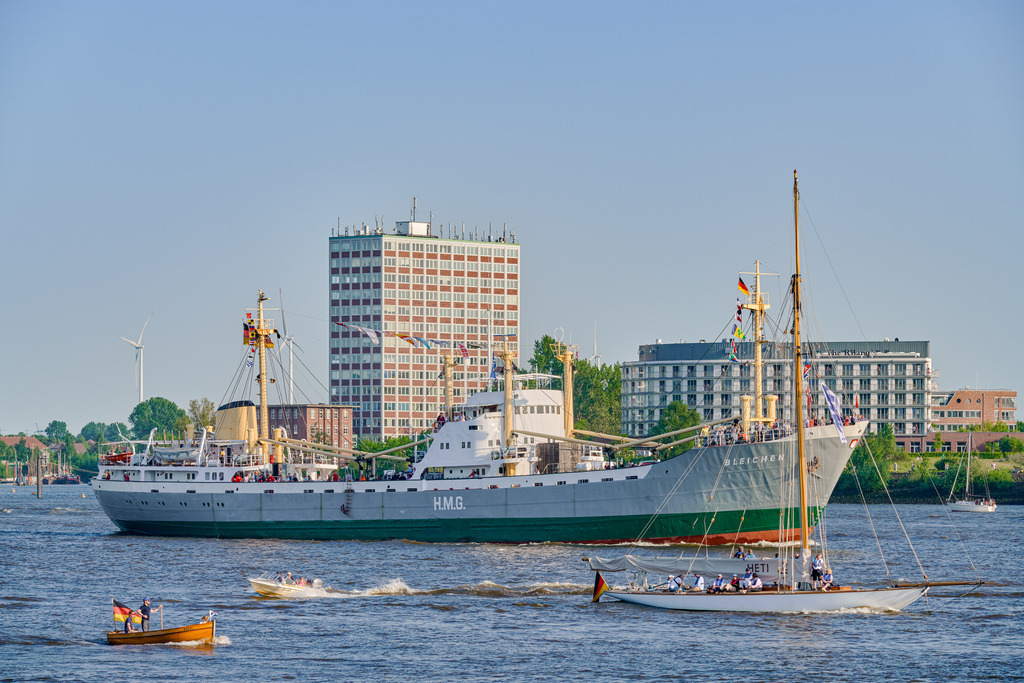 Die Bleichen bei der Auslaufparade | Bei der Auslaufparade zum Hafengeburtstag in Hamburg: Der historische Stückgutfrachter Bleichen fährt auf Höhe Finkenwerder, begleitet von mehreren Booten. - Realisiert mit Pictrs.com