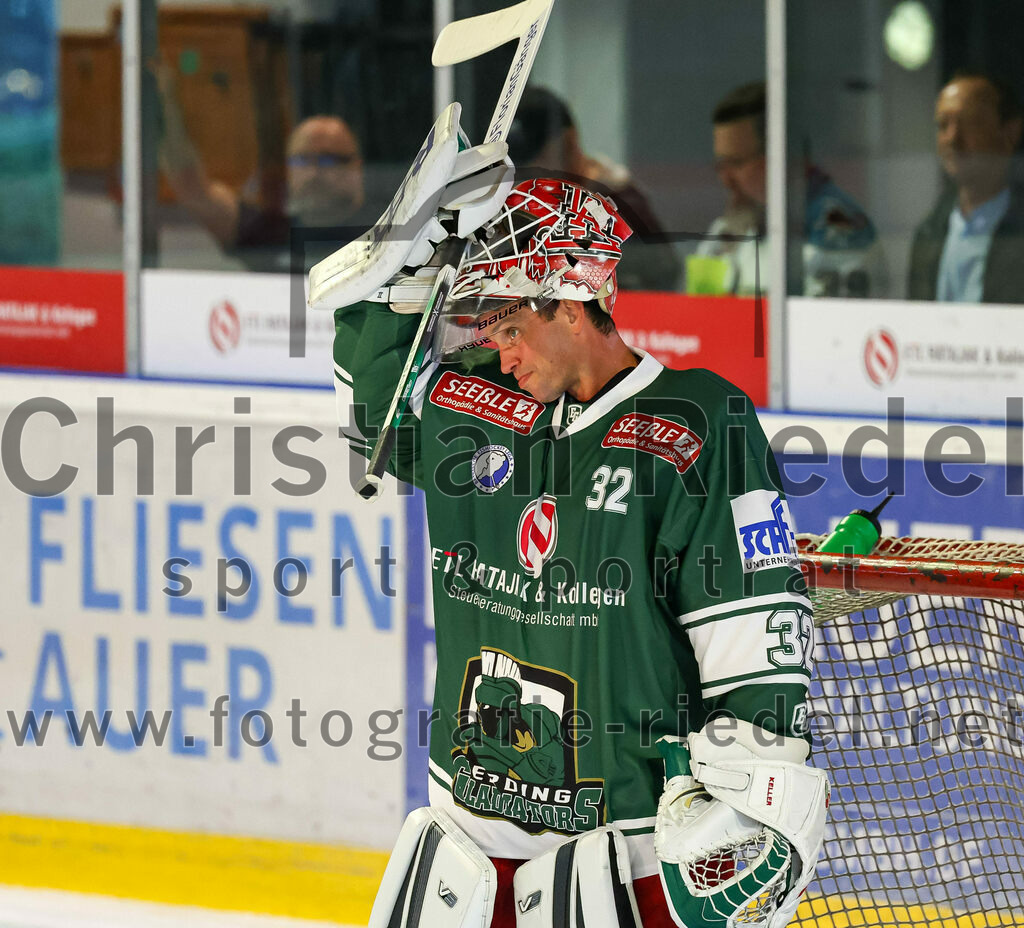 2023-09-10_119_TSV_Erding_gegen_EHC_Klostersee | Erding, Deutschland, 10.09.2023:
Eishockey, Bayernliga 2023 / 2024, Testspiel, TSV Erding gegen EHC Klostersee, Endergebnis: 10:1

Torwart Dimitri Pätzold (Erding Gladiators, #32)

Foto: Christian Riedel / fotografie-riedel.net