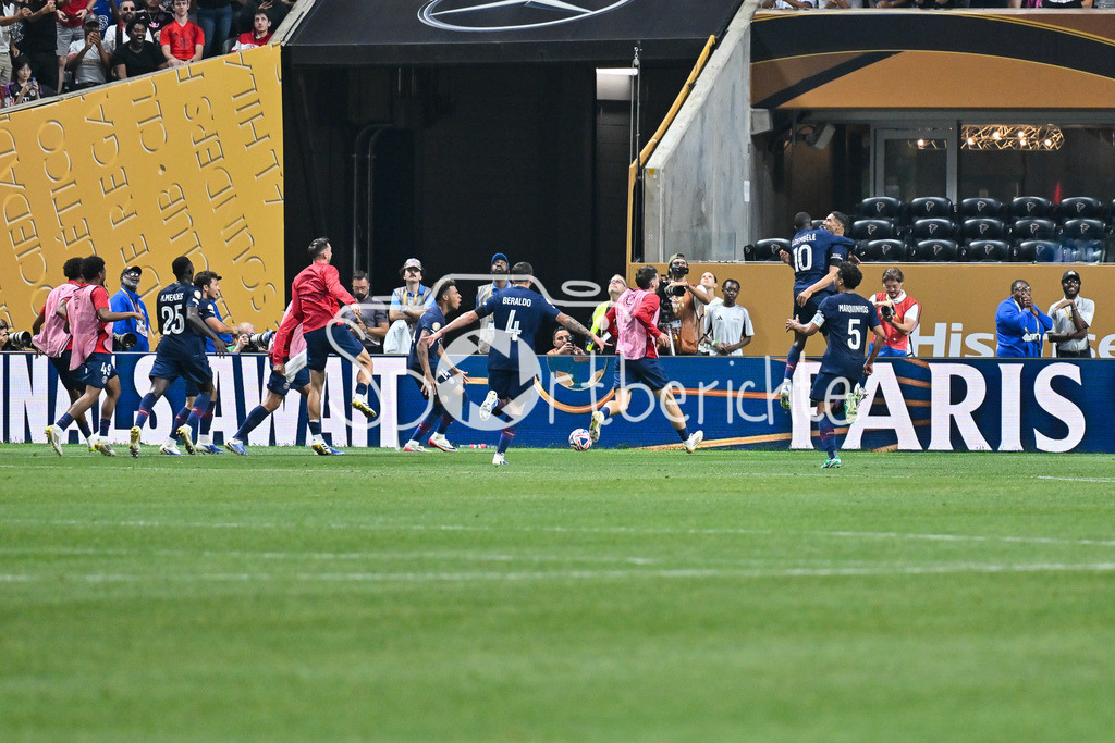 Paris Saint Germain - FC Bayern München | Grenzenloser Jubel der Franzosen, nach dem Treffer zum 2-0 durch Ousmane DEMBELE (Paris SG 10) / Tor / Torschuetze / Freude / Happy / FIFA Club World Cup: Paris Saint Germain - FC Bayern Muenchen, Mercedes Benz Stadium am 05.07.2025 / NOT FOR SALE IN USA