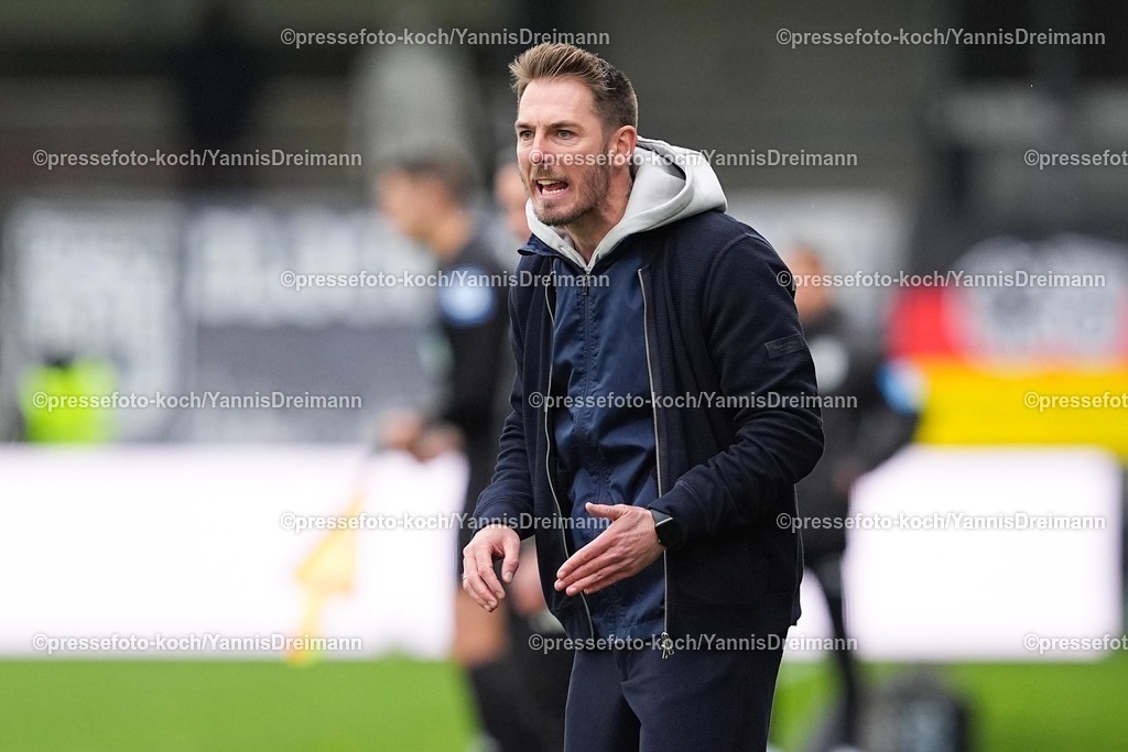xYDRx25102501014 | 25.10.2025, xydrx, Fußball, 3.Liga, SC Verl - SSV Ulm 1846, Saison 2025 2026, Sportclub Arena: Tobias Strobl (Cheftrainer SC Verl) gestikulierend  DFB regulations prohibit any use of photographs as image sequences and or quasi-video.