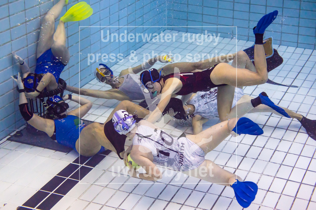 GER, Azzurra Florenz (Italien) vs. Helvetia (Schweiz), Damen, Unterwasser-Rugby, Champions Cup 2024, 24.11.2024 | Judith Buchli (Helvetia, #10) versucht einen Tor angriff einzuleiten. - Realisiert mit Pictrs.com