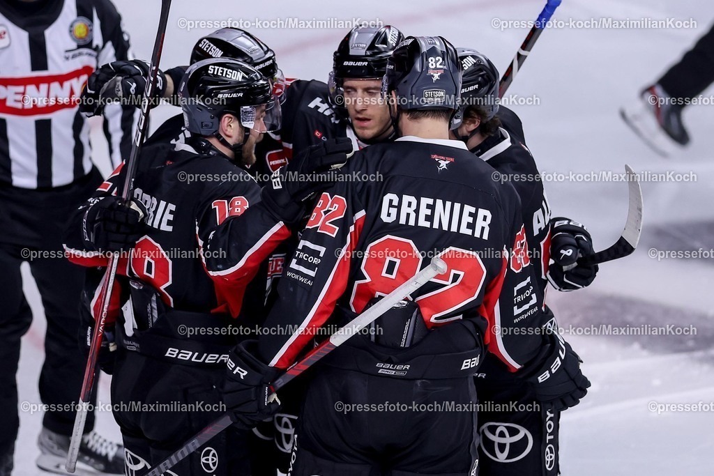 KEC28012501052 | 28.01.2025, Eishockey, DEL, Kölner Haie - EHC Red Bull München, Spieltag 41, Lanxess-Arena Köln: Torjubel nach dem 1:2 durch Torschütze Juhani Tyrväinen (Kölner Haie #21) - Jubelnd zusammen mit der Mannschaft auf dem Eis