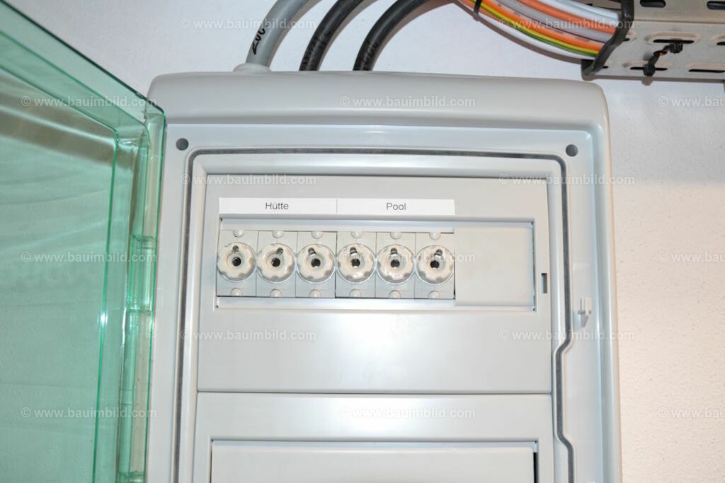 bib-lg17-elektroinstallation-0267 | Nach LV-Leistungsgruppen sortierte Detailfotos über den Bau eines Hauses. Alle Hausbau-Bilder direkt vom Urheber und Autor der Website Haus-Selber-Bauen.com