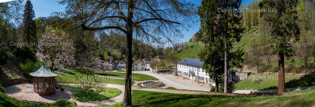 Fuerstenlager-bensheim-auerbach-staatspark-parklandschaft-sommersitz-hessische-Fuerstenfamile-Fotografie-Thomas_Neu.jpg-32 | Blick über das historische Gebäudeensemble im Staatspark Fürstenlager in Bensheim-Auerbach, eingebettet in die frühlingshafte Landschaft der Bergstraße. Blühende Magnolien und frisches Grün rahmen die klassizistischen Gebäude, während sich im Hintergrund die bewaldeten Hänge des Odenwaldrandes erheben. Der ehemalige Sommersitz der Landgrafen von Hessen-Darmstadt zeigt sich hier in seiner ganzen landschaftlichen und architektonischen Schönheit.,Bild: Thomas Neu