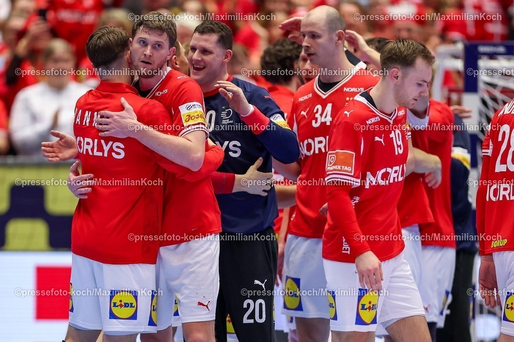 EHF16012602197 | 16.01.2026, Handball, Men's EHF EURO 2026, Dänemark - Nordmazedonien, Jyske Bank Boxen in Herning, Dänemark, Preliminary Round: Gute Laune beim Dänischen Team nach dem Sieg gegen Nordmazedonien.  Magnus Landin Jacobsen (Denmark #04)  Kevin Moller (Denmark #20)  Simon Hald Jensen (Denmark #34)  Mathias Gidsel (Denmark #19) 
