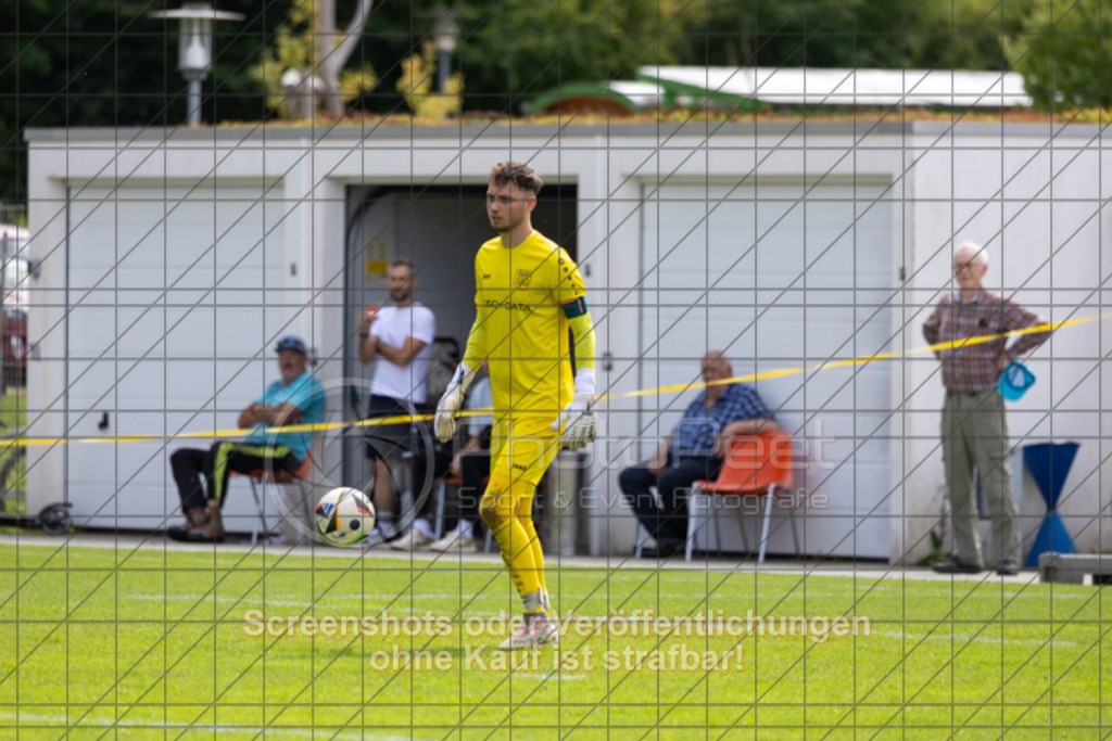 20250831_152539_0457 | #,TSG Salach (weiß) vs. SV Ebersbach (rot), Fußball, Bezirksliga - Bezirk Neckar/Fils, 02. Spieltag, Saison 2025/2026, Rasensportplatz, Staufenecker Straße, 73084 Salach, 31.08.2025 - 15:00 Uhr,Foto: PhotoPeet-Sportfotografie/Peter Harich