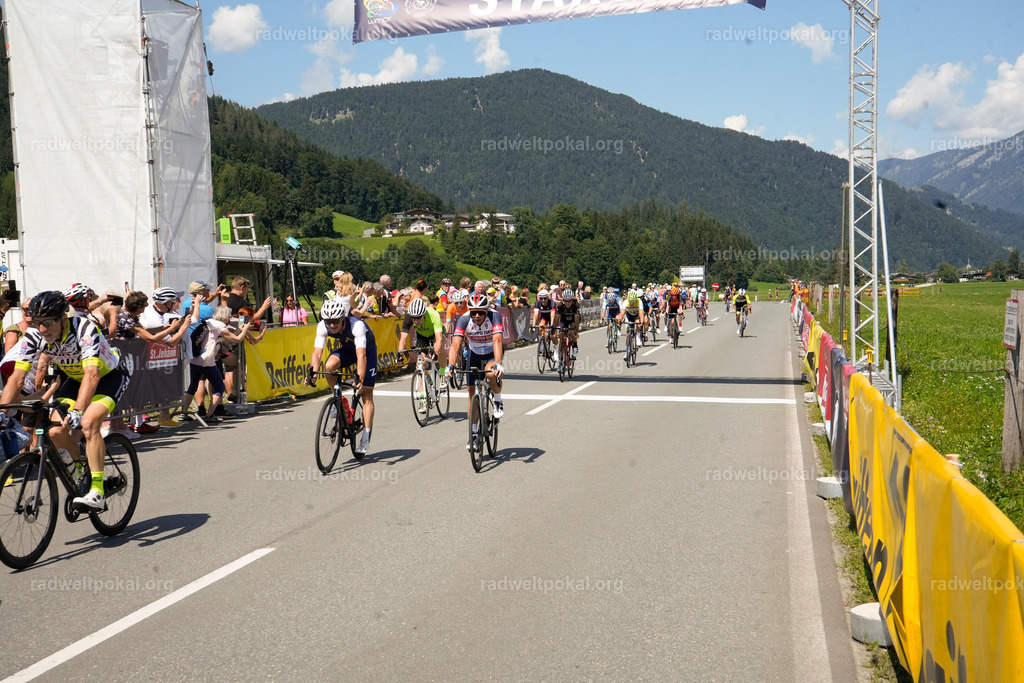 672_20230817_Bewerb_Maenner_Muehlanger | AUT - OESTERREICH, 2023-08-16: SPORT RENNRAD-FAHREN - 55. INTERNATIONALER RADWELTPOKAL IN ST. JOHANN IN TIROL  - Vintage-Radrennen mit WM-Bronze-Medaillen-Siegerin Christina Schweinberger, den Teilnehmer und Alexander Baumann (vom Orginastions-Team) - TAG 2 BEWERB MAENNER IN SECHS GRUPPEN  ; Foto: Roland Muehlanger
