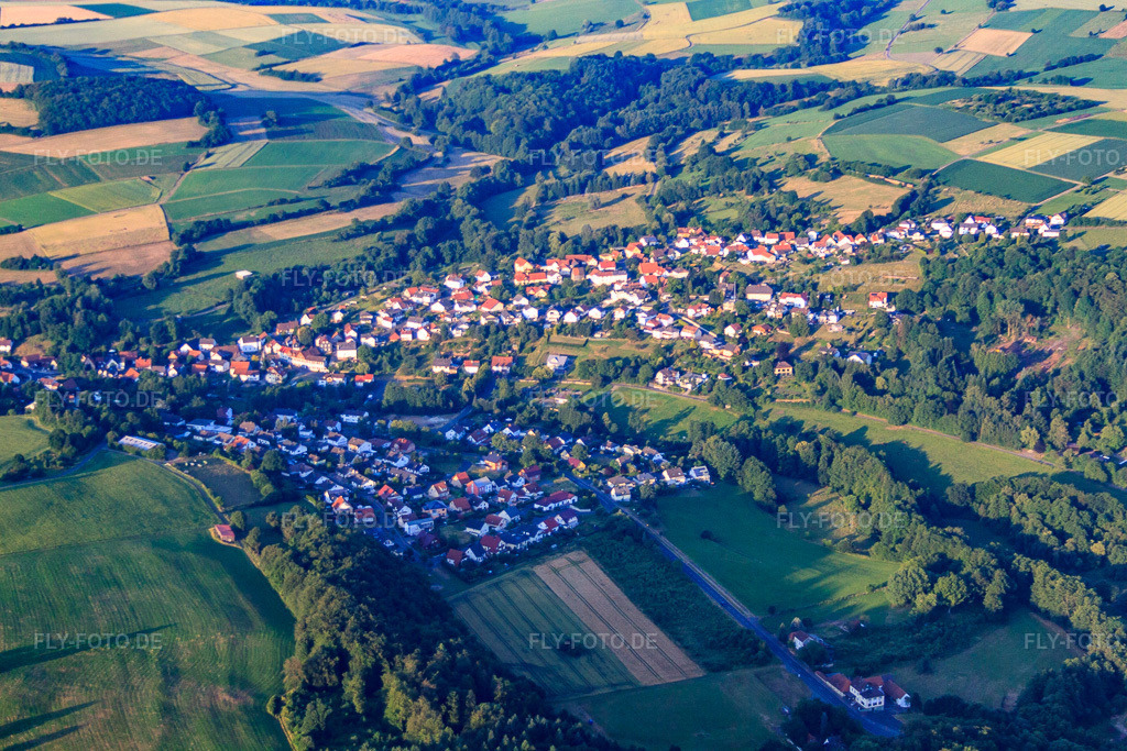 Luftbild: Dorfansicht aus Westen im Ortsteil Rinderbügen in Büdingen im Bundesland Hessen in Deutschland. Foto: IMG_68635.jpg vom 21.06.2014 durch Werner Riehm/FLY-FOTO.de
