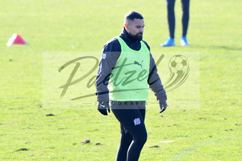 20200207_TRAOSN_0038 | Fußball, Herren: Marcos Alvarez (VfL Osnabrueck) schaut waehrend der Trainingseinheit des VfL Osnabrueck im Sportpark Illoshoehe am 07.02.2020 in Osnabrueck, Deutschland. - Realisiert mit Pictrs.com