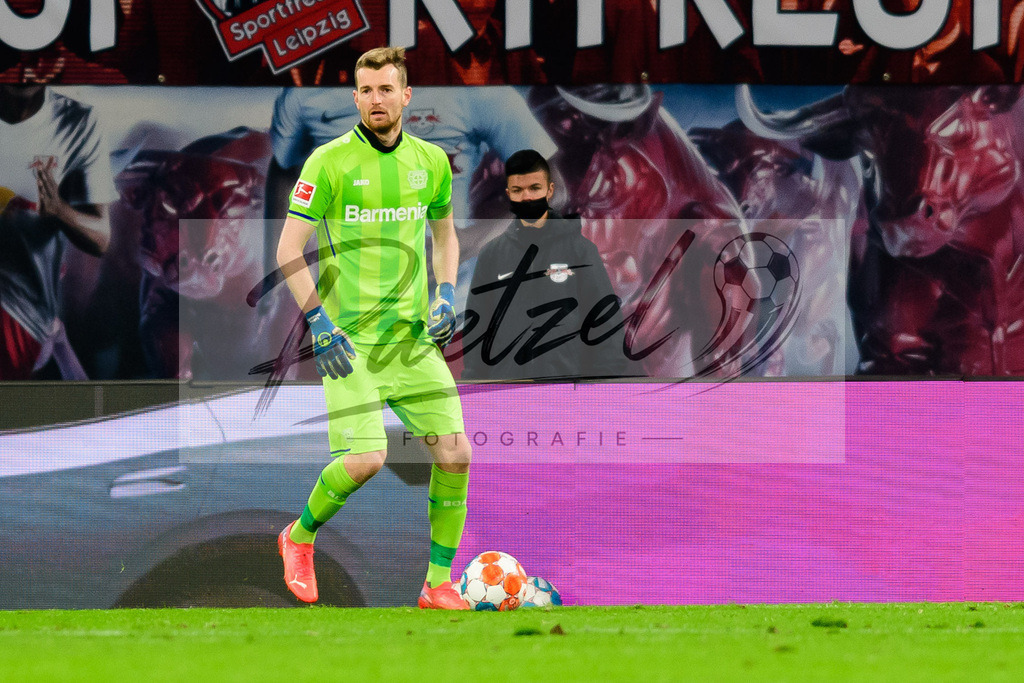 RBLLEV20211128_123 | Fussball, Herren: Torwart Lukas Hradecky (Bayer 04 Leverkusen) in Aktion, am Ball, Einzelaktion bei dem Spiel der 1. Bundesliga zwischen RB Leipzig und Bayer 04 Leverkusen in der Red Bull Arena am 28.11.2021 in Leipzig, Deutschland.DFB / DFL REGULATIONS PROHIBIT ANY USE OF PHOTOGRAPHS AS IMAGE SEQUENCES AND/OR QUASI-VIDEO. - Realisiert mit Pictrs.com
