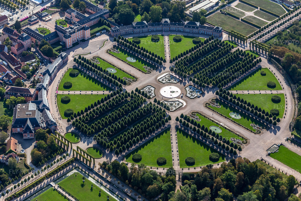 Luftbild: Schlossgarten und Barockschloß Schwetzingen in Schwetzingen im Bundesland Baden-Württemberg in Deutschland. Foto: IMG_122803.jpg vom 11.09.2020 durch Werner Riehm/FLY-FOTO.de