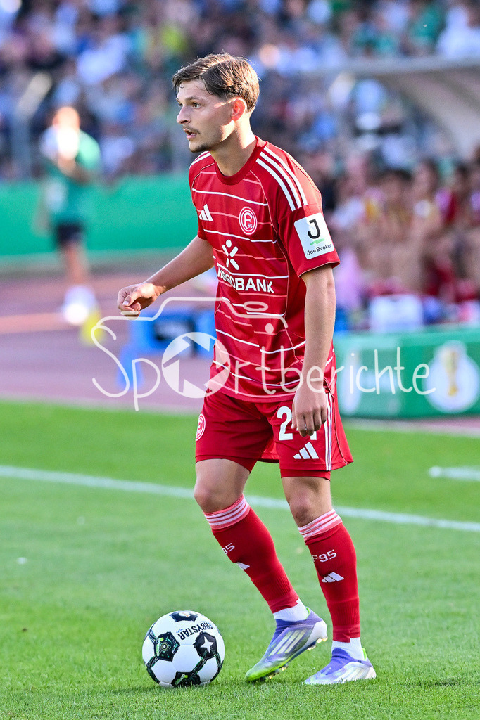 1. FC Schweinfurt 05 - Fortuna Düsseldorf | am Ball Florent MUSLIJA (Fortuna 24) / Einzelfoto / Freisteller / DFB-Pokal: 1. FC Schweinfurt 05 - Fortuna Düsseldorf; Riedel-Bau Arena am 18.08.2025