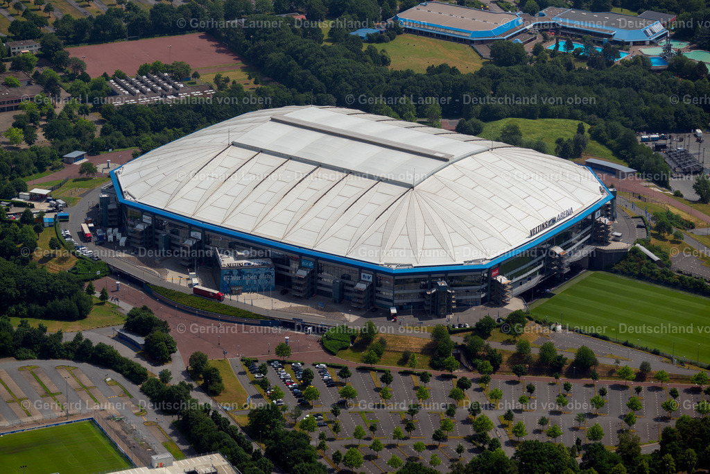 3805491 | Veltinsarena GelsenkirchenDie Veltins-Arena, ursprünglich und bei UEFA-Wettbewerben weiterhin Arena AufSchalke, ist ein Fußballstadion in der nordrhein-westfälischen Großstadt Gelsenkirchen. Es ist die Heimspielstätte des FC Schalke 04.