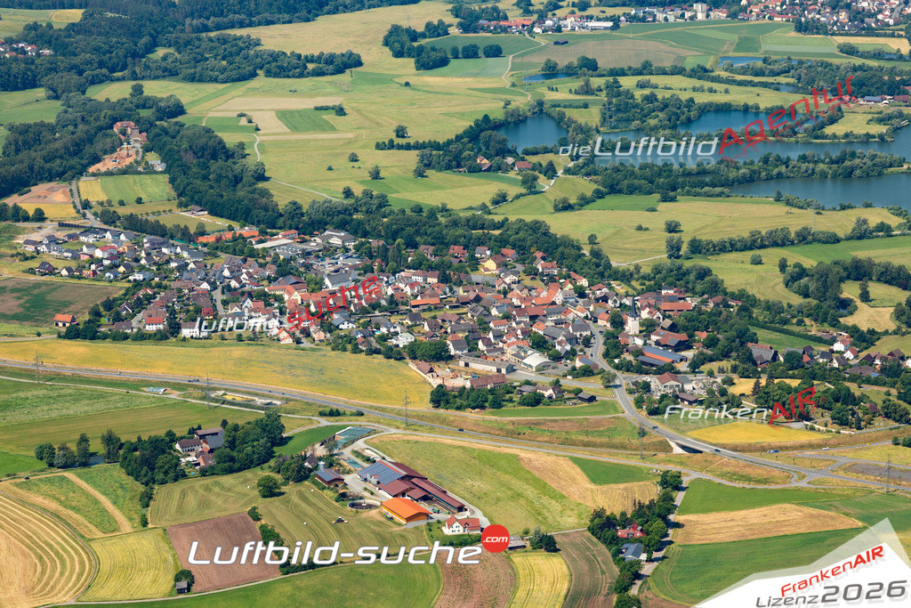 Das Luftbild zeigt : Melkendorf Kulmbach - Die Luftaufnahme wurde 2023 vom UL-Flugzeug aus erstellt ( keine Drohne ) - Hochauflösende Luftaufnahme - Für grossformatige Ausdrucke geeignet. Die Geschenkidee !Mit Lizenz und Bildrechte bestellbar