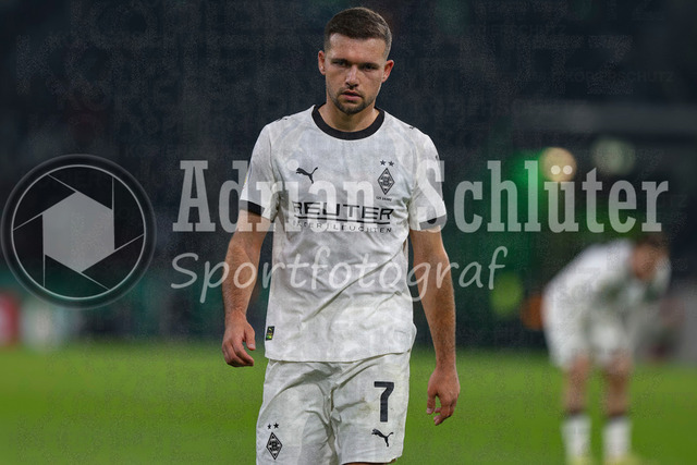 Borussia Mönchengladbach vs Karlsruher SC - DFB-Pokal 2. Runde | Mönchengladbach, Deutschland, 28.10.25:   Kevin Stöger (Borussia Mönchengladbach) schaut waehrend des Spiels der DFB-Pokal 2. Runde zwischen Borussia Mönchengladbach vs Karlsruher SC im Stadion im Borussia Park(Foto von Brauer-Fotoagentur / Adrian Schlueter)