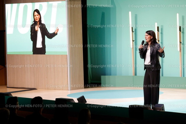 Bundestagswahlkampf 2025 | 17.02.2025 Sechs Tage vor der Bundestagswahl unterstützt die Bundesaußenministerin Frau Annalena Baerbock im Bundestagswahlkampf mit ihrem Besuch der Wahlkampfveranstaltung im Darmstadtium den Direktkandidaten Philip Krämer der Hessischen Grünen (Foto: Peter Henrich) - Realisiert mit Pictrs.com