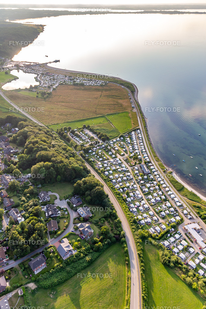Campingplatz mit Wohnwagen und Zelten am Ostseestrand in Langballigholz | Luftbild: Campingplatz mit Wohnwagen und Zelten am Ostseestrand in Langballigholz in Westerholz im Bundesland Schleswig-Holstein in Deutschland. Foto: IMG_127919.jpg vom 23.07.2021 durch ©2025 Werner Riehm fly-foto.de/copyright - Realisiert mit Pictrs.com