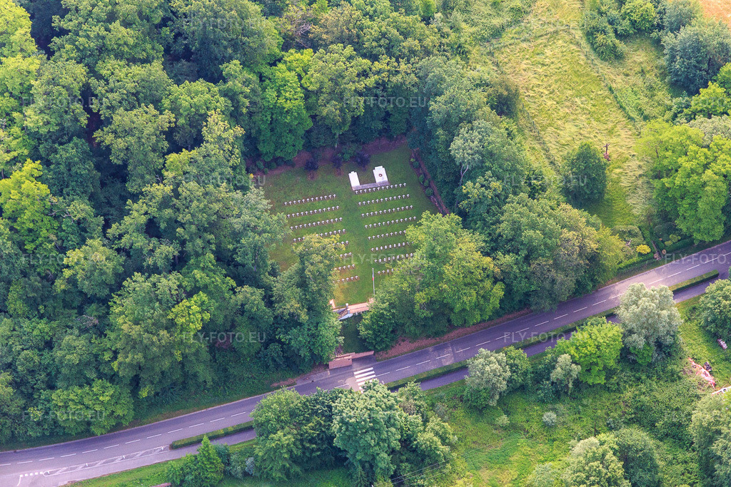 Vue aérienne: CIMETIÈRE MILITAIRE DE WISSEMBOURG à le quartier Sankt Germanshof in Wissembourg dans le département Bas Rhin, France. Photo: IMG_100706.jpg prise le 05/06/2017 par Werner Riehm/FLY-FOTO.eu – Résolution de l'original: 5472 x 3648 px