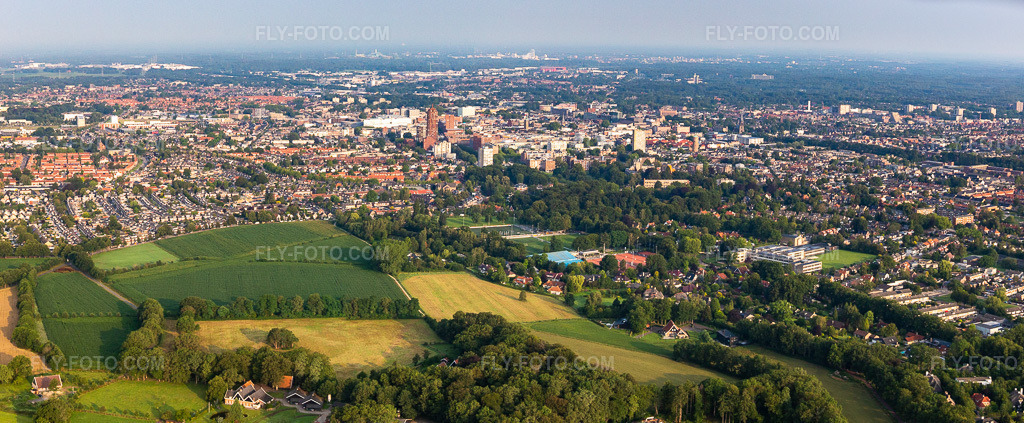 Aerial view: City area including outer districts and city center in the district Binnensingelgebied in Enschede in the state Overijssel, Netherlands. – Photo: IMG_008191.jpg taken on 07/18/2020 by Werner Riehm/FLY-FOTO.com – Resolution of the original: 6723 x 2776 px