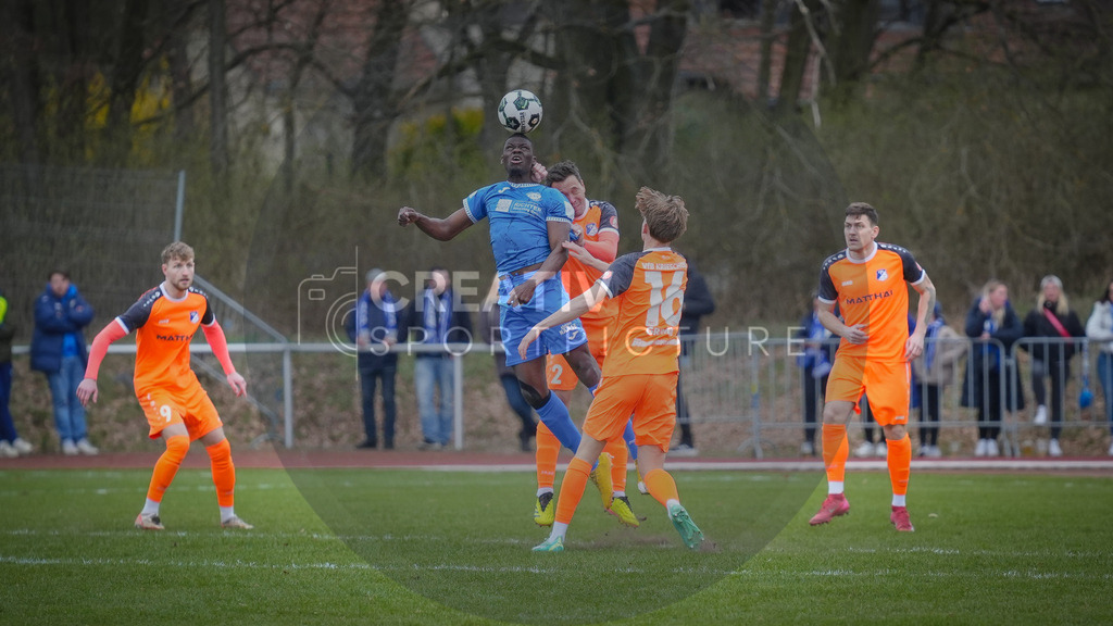 Fußball, Herren, Saison 2025/2026, Landespokal Brandenburg, Halbfinale, RSV Eintracht 1949 vs. VfB 1921 Krieschow, Samstag 28.03.2026, Sportplatz-Heinrich-Zille-Straße | Fußball, Herren, Saison 2025/2026, Landespokal Brandenburg, Halbfinale, RSV Eintracht 1949 vs. VfB 1921 Krieschow, Samstag 28.03.2026, Sportplatz-Heinrich-Zille-Straße, Im Bild: Saheed Mustapha (l. RSV) und Alexander Bittroff (r. Krieschow) - Realisiert mit Pictrs.com
