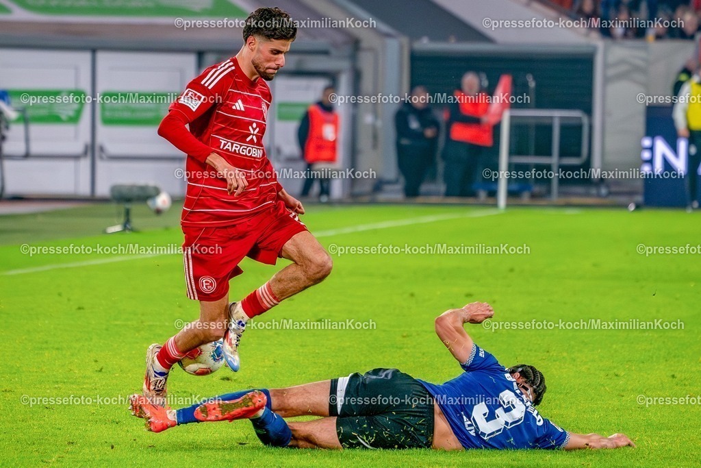 xKKUx16012601038 | 16.01.2026, xkkux, Fußball, Fortuna Düsseldorf - Arminia Bielefeld, 2. Fußball Bundesliga, Merkur Spiel-Arena, Saison 2025 2026: Anouar El Azzouzi (Fortuna Düsseldorf #08) im Zweikampf gegen  Joel Felix (Arminia Bielefeld #03)  DFB regulations prohibit any use of photographs as image sequences and or quasi-video.