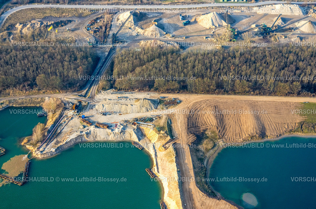 Kamp-Lintfort260101511 | Luftbild, Kiesbaggerei Heidelberg Materials MineralikSandanbieter und Kiesanbieter, hinten Lidl Zentrallager, Rossenray, Kamp-Lintfort, Ruhrgebiet, Nordrhein-Westfalen, Deutschland