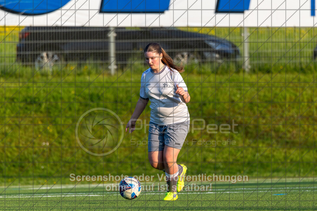 20260508_192907_0403_(c)_by_PhotoPeet | #,TSV Eschenbach (hell) vs. TSV Weilheim (rot), Fußball, C-Juniorinnen Kreisstaffel 2, Bezirk Neckar/Fils, 07.Spieltag,  Saison 2025/2026, Kunstrasenplatz, Schlater Straße, 73107 Eschenbach, 08.05.2026 - 18:30 Uhr,Foto: PhotoPeet / Sport- &amp; Eventfotografie / Peter Harich