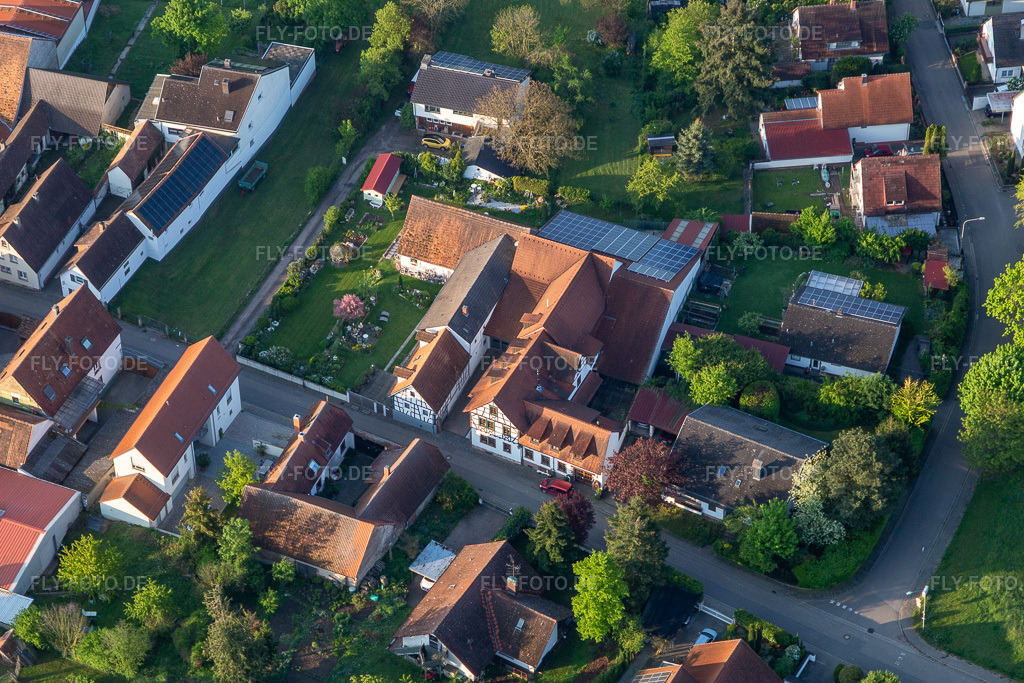 Luftbild: Weingut und Weinstube Vogler im Ortsteil Heuchelheim in Heuchelheim-Klingen im Bundesland Rheinland-Pfalz in Deutschland. Foto: IMG_113854.jpg vom 01.05.2019 durch Werner Riehm/FLY-FOTO.de