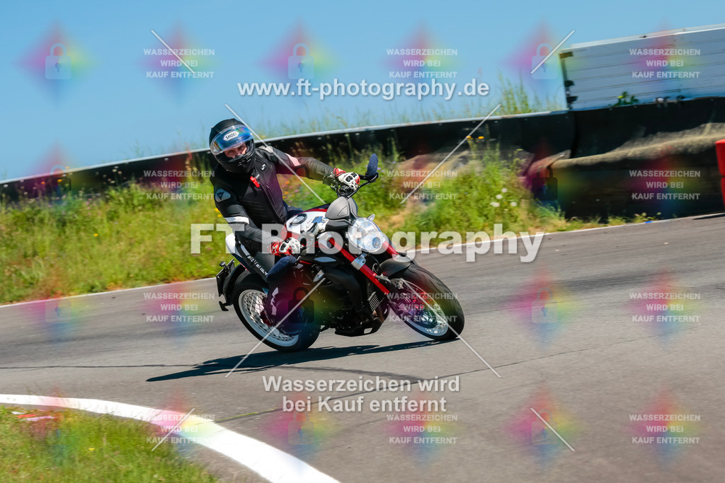Moto-TeamOBK-22441 | Hier findet Ihr Bilder von Touristenfahrten auf der Nürburgring Nordschleife oder von anderen Veranstaltungen die ich besucht habe. Viel Spass beim Durch Schauen 