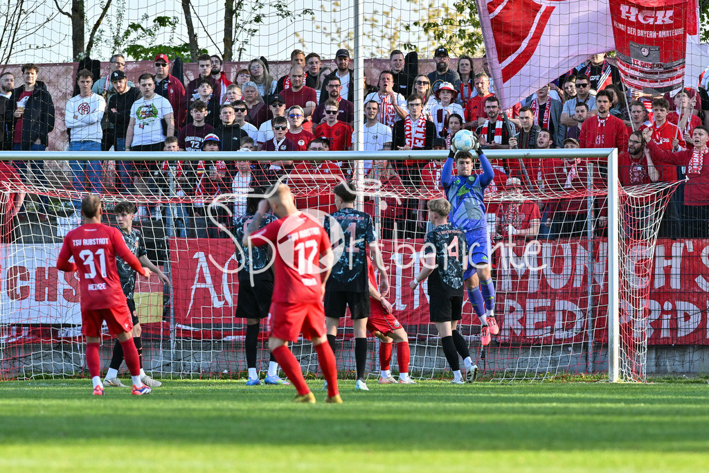 TSV Aubstadt - FC Bayern Amateure | in dieser Szene kann Anthony PAVLESIC (FC Bayern München II #1) eine Flank abfangen / Regionalliga Bayern: TSV Aubstadt - FC Bayern Muenchen II, NGN-Arena am 23.04.2025