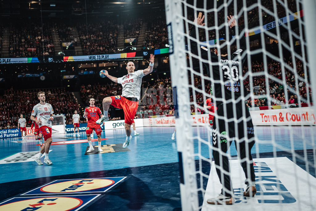 Handball | Herren | EHF EURO 2024 | European Championshop Men 2024 Final Tournament | Norwegen vs. Dänemark | 21.01.2024 | Simon Hald Jensen (#34, Dänemark, DEN) beim Wurf aufs Tor