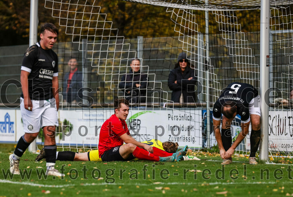 2023-11-05_068_FC_Herzogstadt_gegen_TuS_Oberding | Erding, Deutschland, 05.11.2023:
Fußball, Kreisklasse 2023 / 2024, 14. Spieltag, FC Herzogstadt gegen TuS Oberding, Endergebnis: 4:5

Sebastian Stemmer (TuS Oberding, #7), Torwart Florian Leininger (FC Herzogstadt, #22), Christoph Greckl (FC Herzogstadt, #5)

Foto: Christian Riedel / fotografie-riedel.net