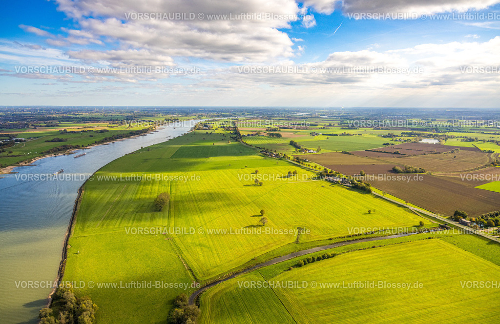 Kalkar251005285 | Luftbild, Fluss Rhein mit Deichvorland bei Grieth LSG Landschaftsschutzgebiet, Rheinaue Wiesen und Felder und blauer Himmel mit Wolken, Hurendeich, Kleve, Niederrhein, Nordrhein-Westfalen, Deutschland