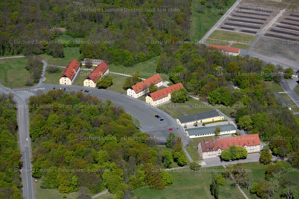 4026761 | BUCHENWALD 07.05.2020 Geschichts- Denkmal Konzentrationslager Buchenwald - Gebäude mit Information, Buchhandlung und Kinosaal an der Gedenkstätte Buchenwald in Buchenwald im Bundesland Thüringen, Deutschland. Weiterführende Informationen bei: Stiftung Gedenkstätten Buchenwald und Mittelbau-Dora. // Tourist attraction of the historic monument Gebaeude mit Information, Buchhandlung und Kinosaal on Gedenkstaette Buchenwald in Buchenwald in the state Thuringia, Germany. Further information at: Stiftung Gedenkstaetten Buchenwald und Mittelbau-Dora. Foto: Gerhard Launer
