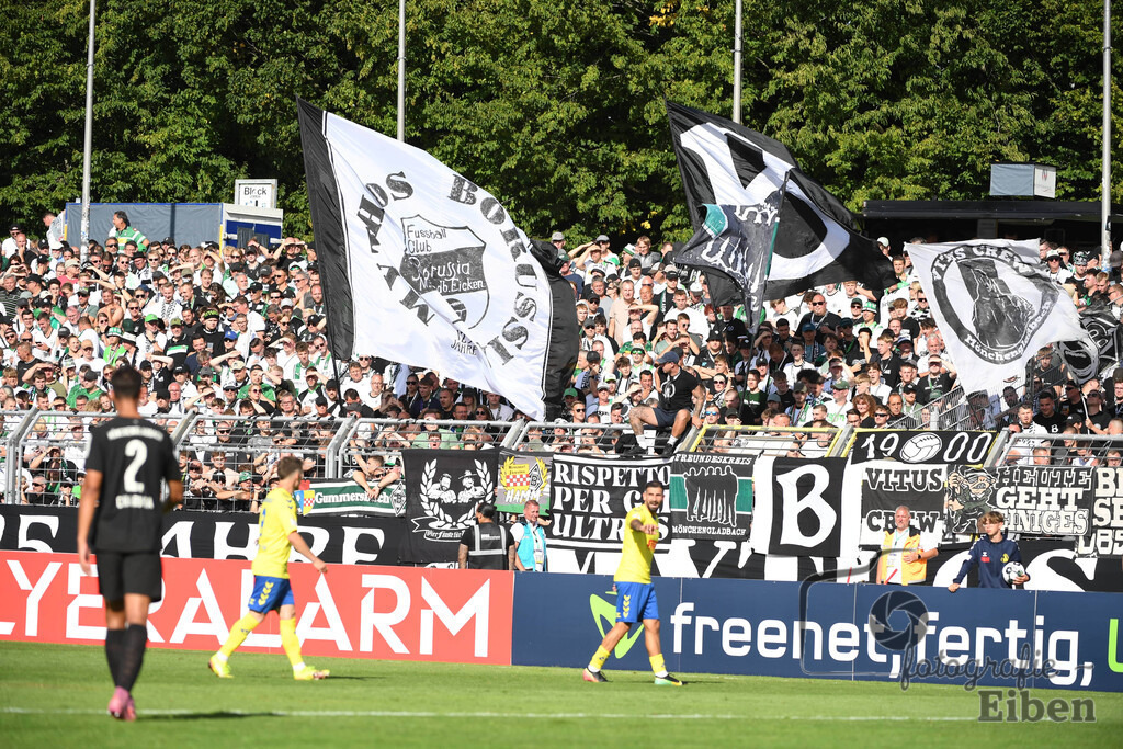SV Atlas-Delmenhorst-Borussia Mönchengladbach | DFB-Pokal 1. Runde;SV Atlas Delmenhorst (gelb)-Borussia Mönchengladbach (schwarz) am 17.08.2025 in Oldenburg (Marschweg-Stadion), Photo: Philip Eiben 2025 - Realisiert mit Pictrs.com