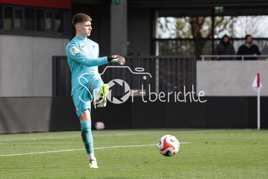 FC Bayern München U19 - TSG 1899 Hoffenheim U19 | Benjamin LADE (TSG #1) am Ball / Freisteller / Einzelfoto