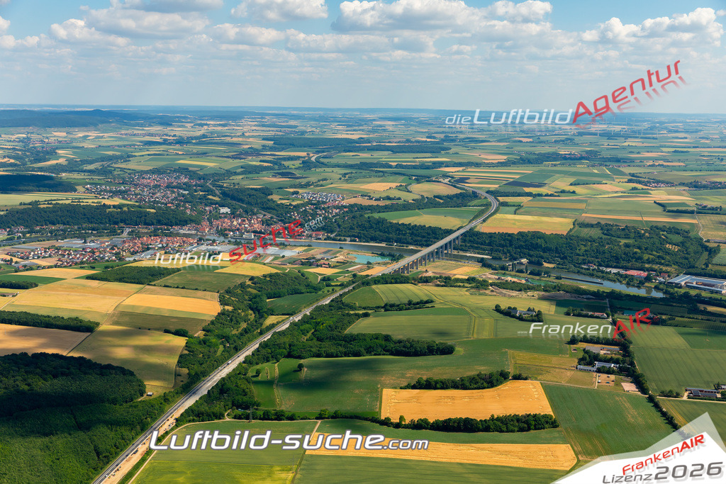 Das Luftbild zeigt :  Segnitz - Die Luftaufnahme wurde 2023 vom UL-Flugzeug aus erstellt ( keine Drohne ) - Hochauflösende Luftaufnahme - Für grossformatige Ausdrucke geeignet. Die Geschenkidee !Mit Lizenz und Bildrechte bestellbar