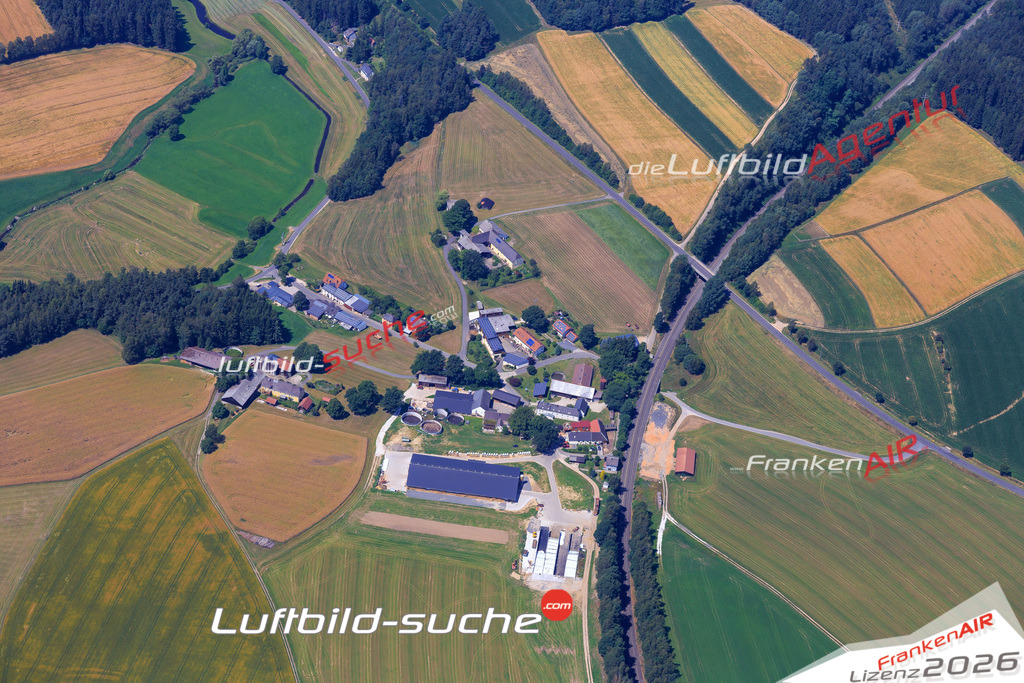Die Luftaufnahme Wintersreuth - Wunsiedel wurde vom UL-Flugzeug (keine Drohne) aus fotografiert.Hohe Druck- Auflösung-die Geschenkidee!