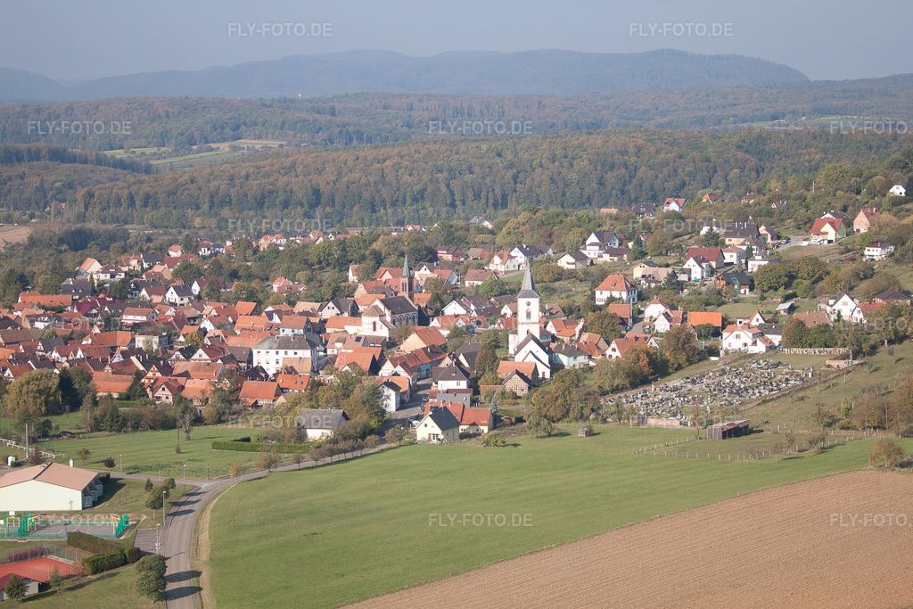 Luftbild: Ortsansicht von Südwesten in Gœrsdorf im Bundesland Bas-Rhin in Frankreich. – Foto: IMG_45875.jpg vom 16.10.2011 durch Werner Riehm/FLY-FOTO.de – Auflösung des Originals: 4752 x 3168 px
