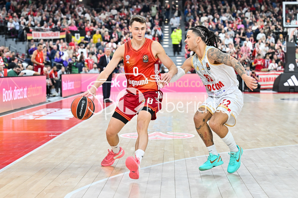 FC Bayern Basketball - AS Monaco Basket | MUNICH, GERMANY - 05. FEBRUARY: im Duell Neno DIMITRIJVIC (FC Bayern Basketball 0) und Matthew STRAZEL (AS Monaco Basket 32) während dem Match zwischen dem FC Bayern Basketball und dem AS Monaco Basket am 27. Spieltag der EuroLeague im SAP GARDEN