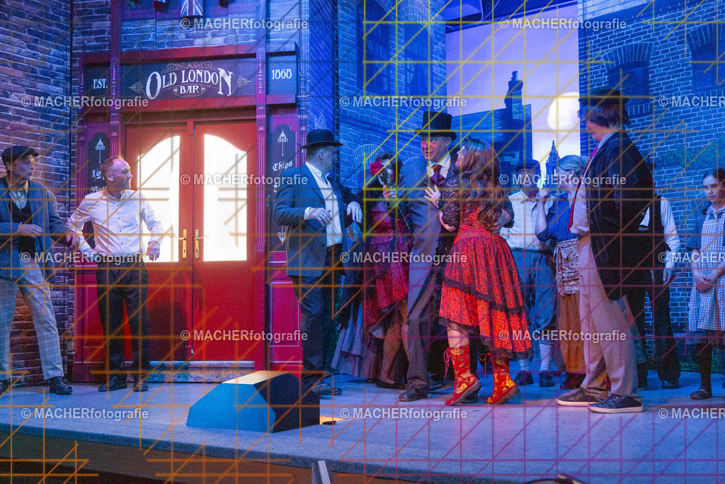 370_MFL-2025 | Portraitbilder von Regisseur; Darsteller; Techniker; Maske; Kostüme; Chor; Musiker; Bilderserie der Generalprobe und der Premierenvorstellung, Szenenbilder; Ausdrucksstudien; Bühnenüberblick; Bühnenkulissen; Pressefotos inkl. Redaktionsfoto Darstellergruppe.