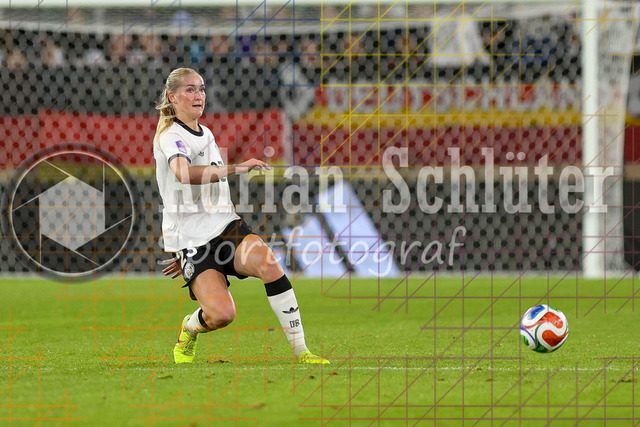 Deutschland vs Frankreich - Halbfinale - UEFA Women's Nations League | Düsseldorf, Deutschland, 24.10.25:   Camilla Küver ( Deutschland ) in Aktion am Ball, Einzelaktion waehrend des Halbfinals der UEFA Women's Nations League zwischen Deutschland vs Frankreich in der Merkur-Spiel-Arena(Foto von Brauer-Fotoagentur / Adrian Schlueter)