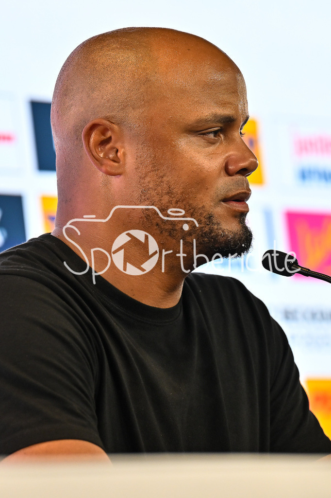 VfB Stuttgart - FC Bayern München | im Bild Vincent KOMPANY Trainer FC Bayern Muenchen auf der Pressekonferenz nach dem Franz Beckenbauer Supercup / Einzelfoto / Freisteller / Franz-Beckenbauer Supercup: VfB Stuttgart - FC Bayern München; MHP Arena am 16.08.2025