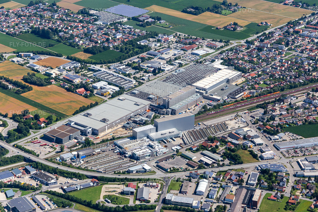 Luftbild: Gewerbegebiet Goben I mit BMW Werk 2.2 im Ortsteil Höll in Dingolfing im Bundesland Bayern in Deutschland. – Foto: IMG_132777.jpg vom 02.07.2022 durch Werner Riehm/FLY-FOTO.de – Auflösung des Originals: 5472 x 3648 px – BMW Group Plants